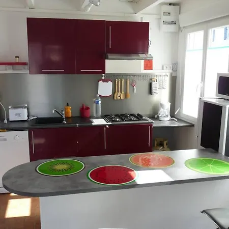 Maison-ville, Plages, Commerces, Parc A Pied, Wifi, Stationnement Gratuit A Holiday home